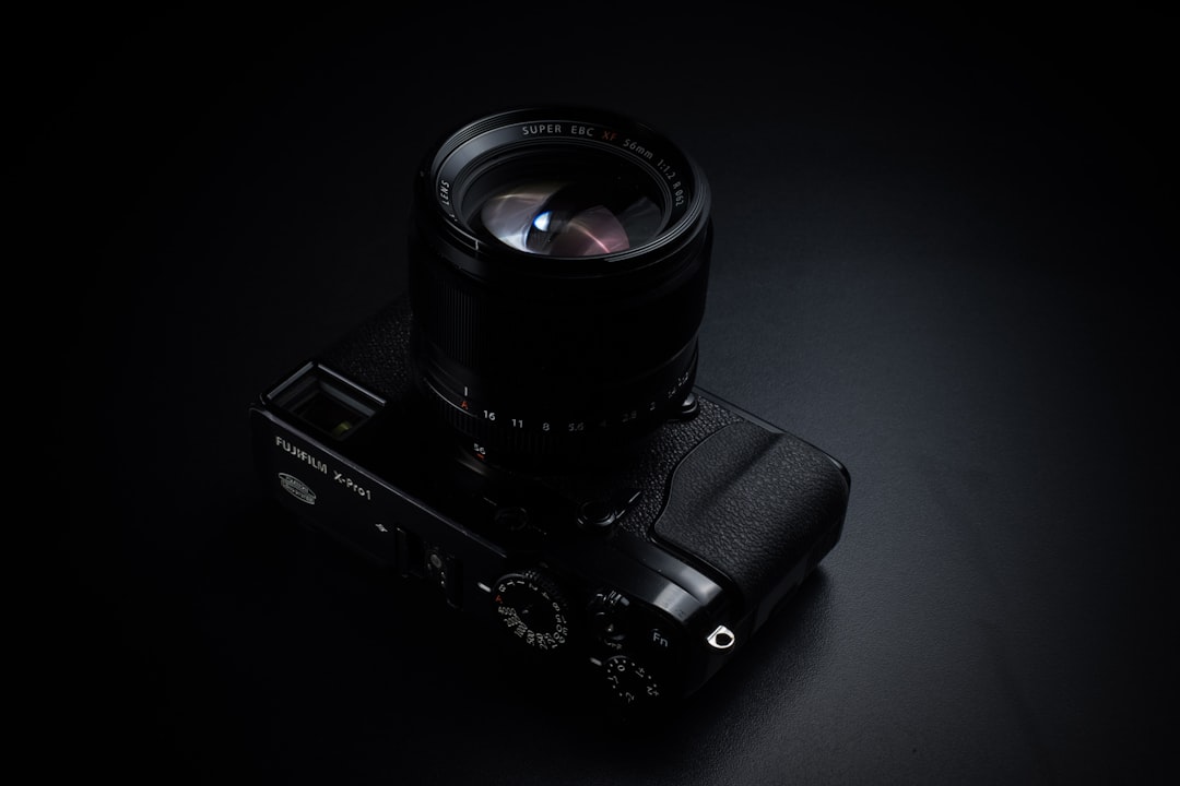 暗背景の富士フイルム X-Pro1 - センサークリーニング対象のミラーレスカメラ